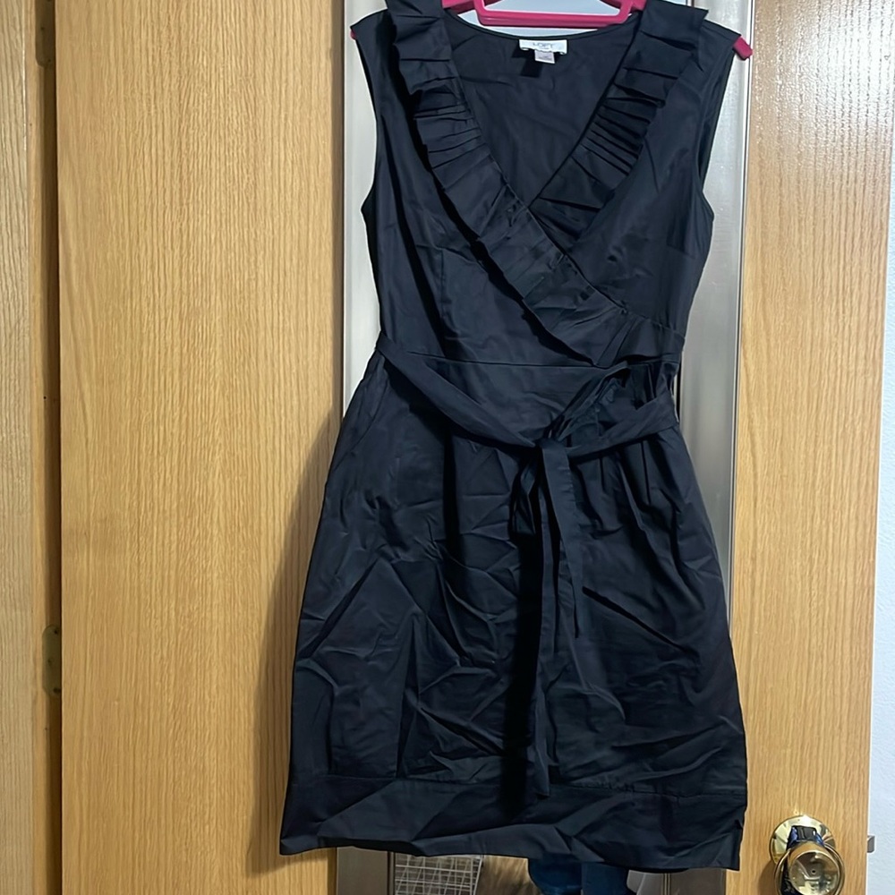 Ann Taylor Loft Petites black V neck dress with pleated collar size 10P cotton